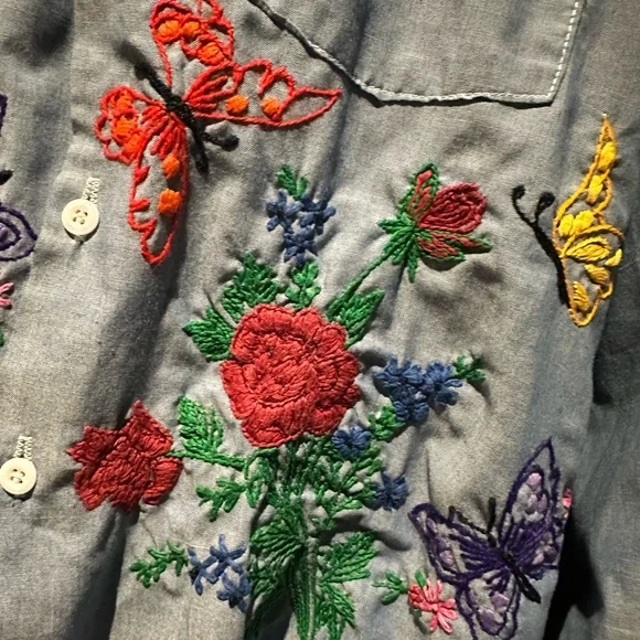 Embroidered Floral Women's Shirt - Picture 6 of 10